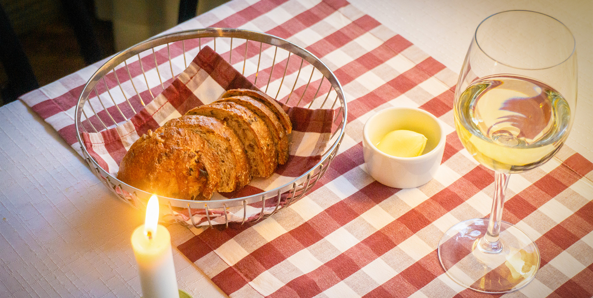 leipää ja viiniä ruuan kanssa